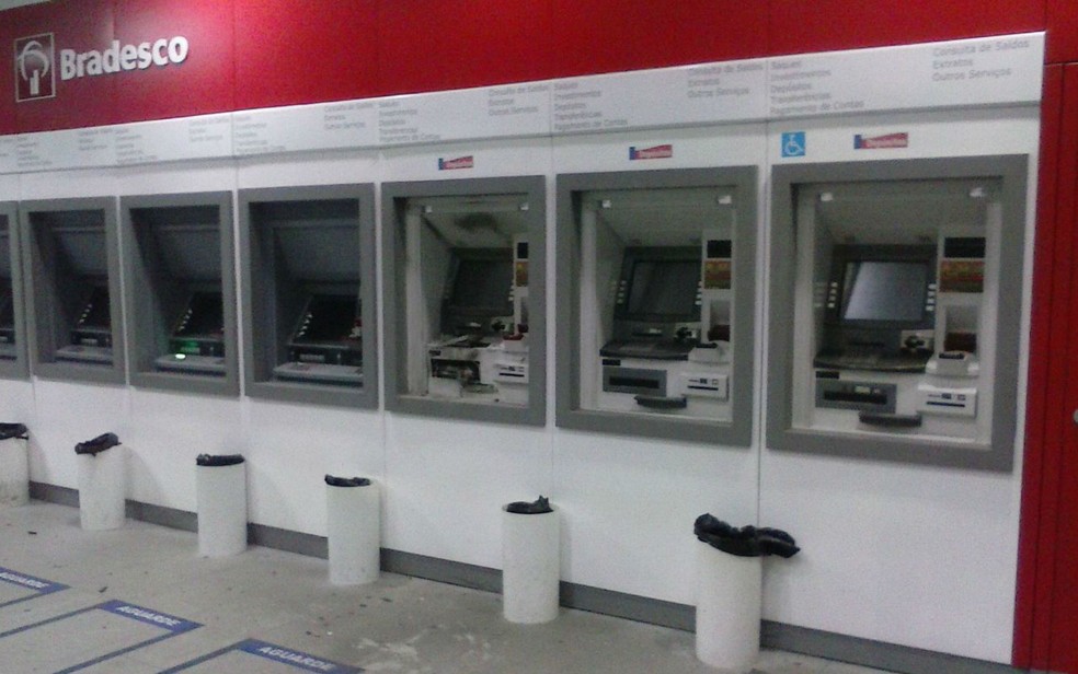 Banco foi invadido e caixa foi explodido (Foto: Divulgação/Polícia Militar)