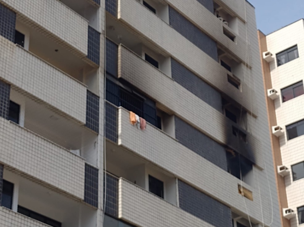 As causas do incêndio não foram divulgadas pelo Corpo de Bombeiros.  — Foto: Flávio Rovere/Sistema Verdes Mares