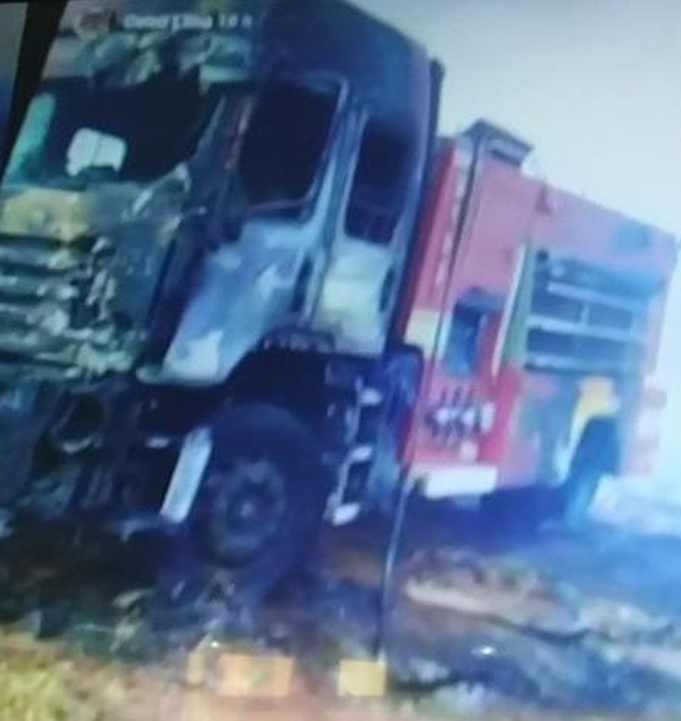 Frente do caminhão do Corpo de Bombeiros de Jaú ficou danificada pelo fogo  — Foto: Corpo de Bombeiros/ Divulgação 