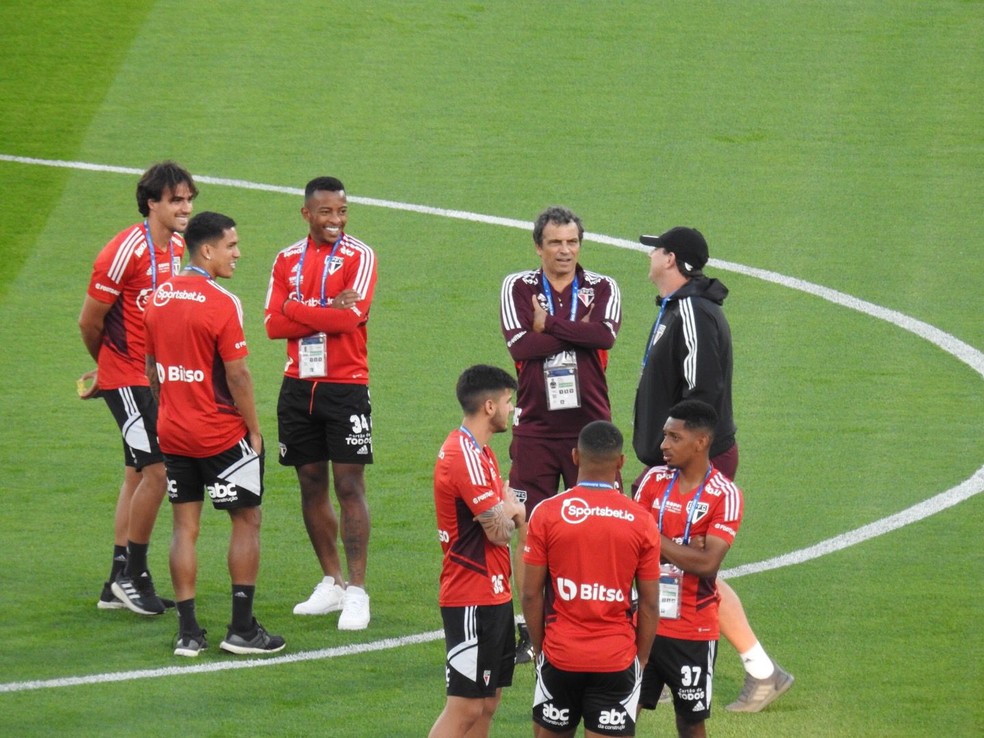Rogério Ceni e Milton Cruz se divertem com os jogadores do São Paulo — Foto: Eduardo Rodrigues