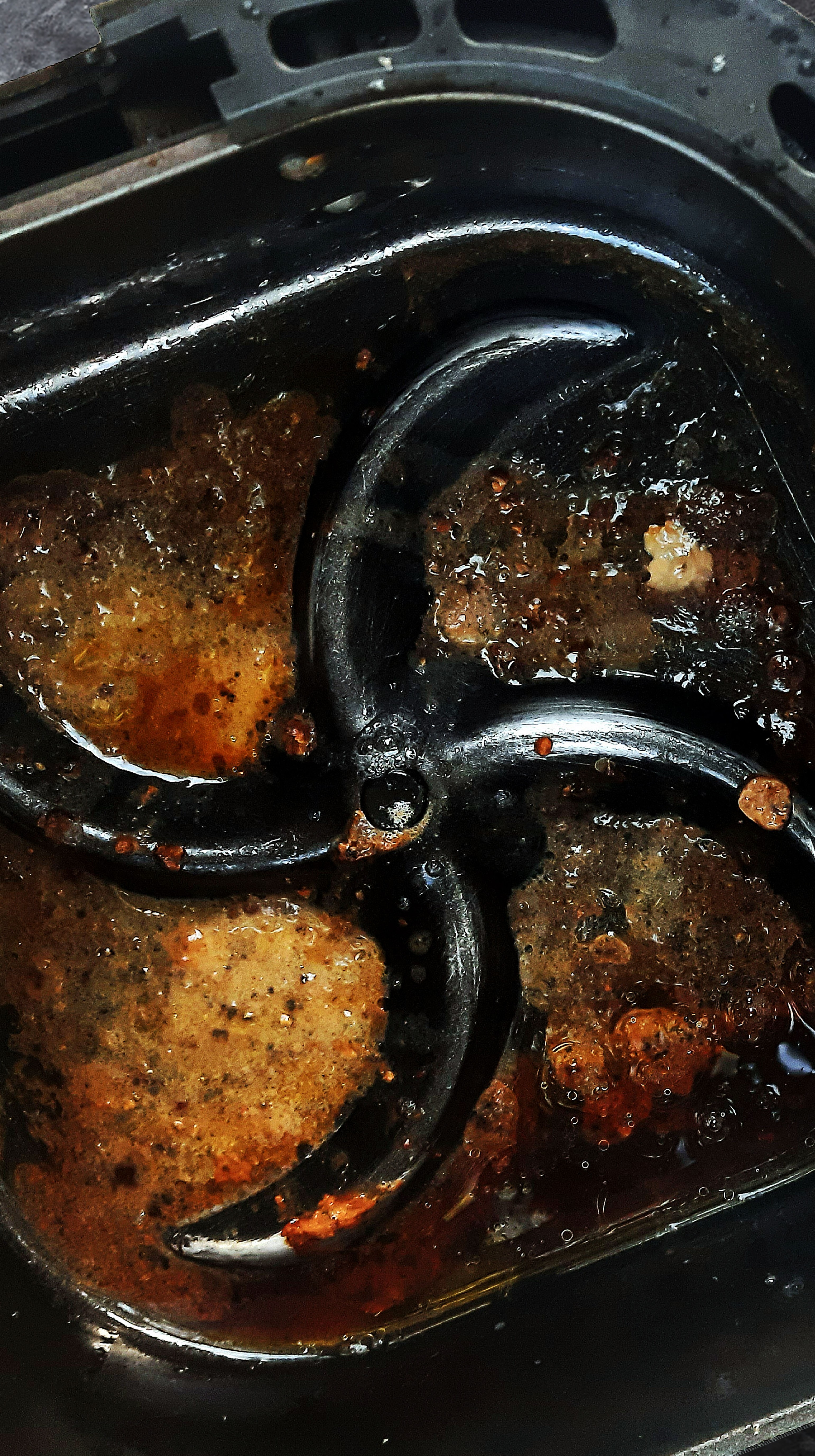 Adeus gordura! Veja como limpar air fryer e deixá-la brilhando
