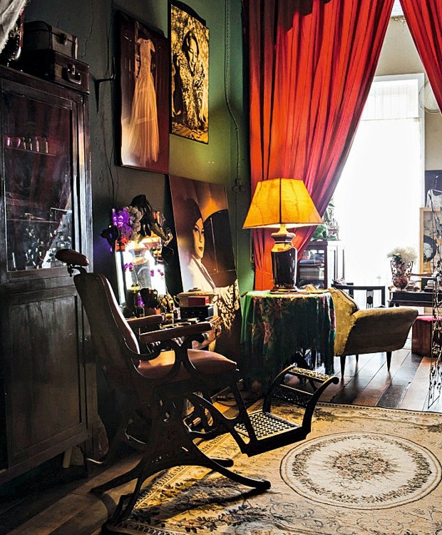 Cadeira de barbeiro,  fotos na parede e móveis antigos compõem a sala (Foto: Lufe Gomes / Editora Globo)