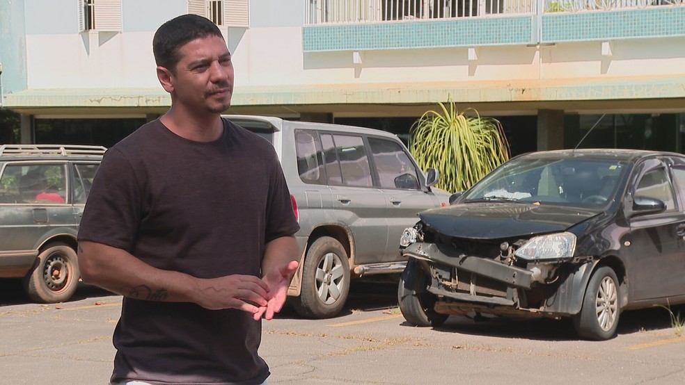 Thiago Araújo Silva trafegava pela Estrada Parque Guará (EPGU) quando carro foi atingido por roda de ônibus, no DF — Foto: TV Globo/Reprodução