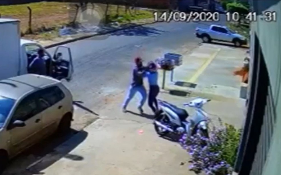Homem descumpre medida protetiva e agride ex-mulher no meio de calçada — Foto: Reprodução/TV Anhanguera