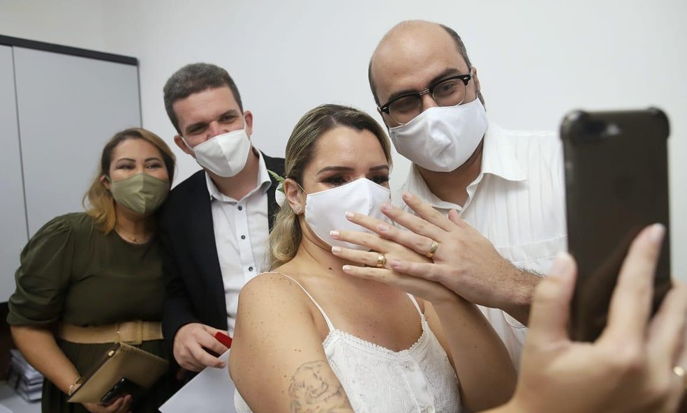 Gabrielle e Pedro transmitiram casamento no civil pelo Instagram — Foto: Medelima Fotografias