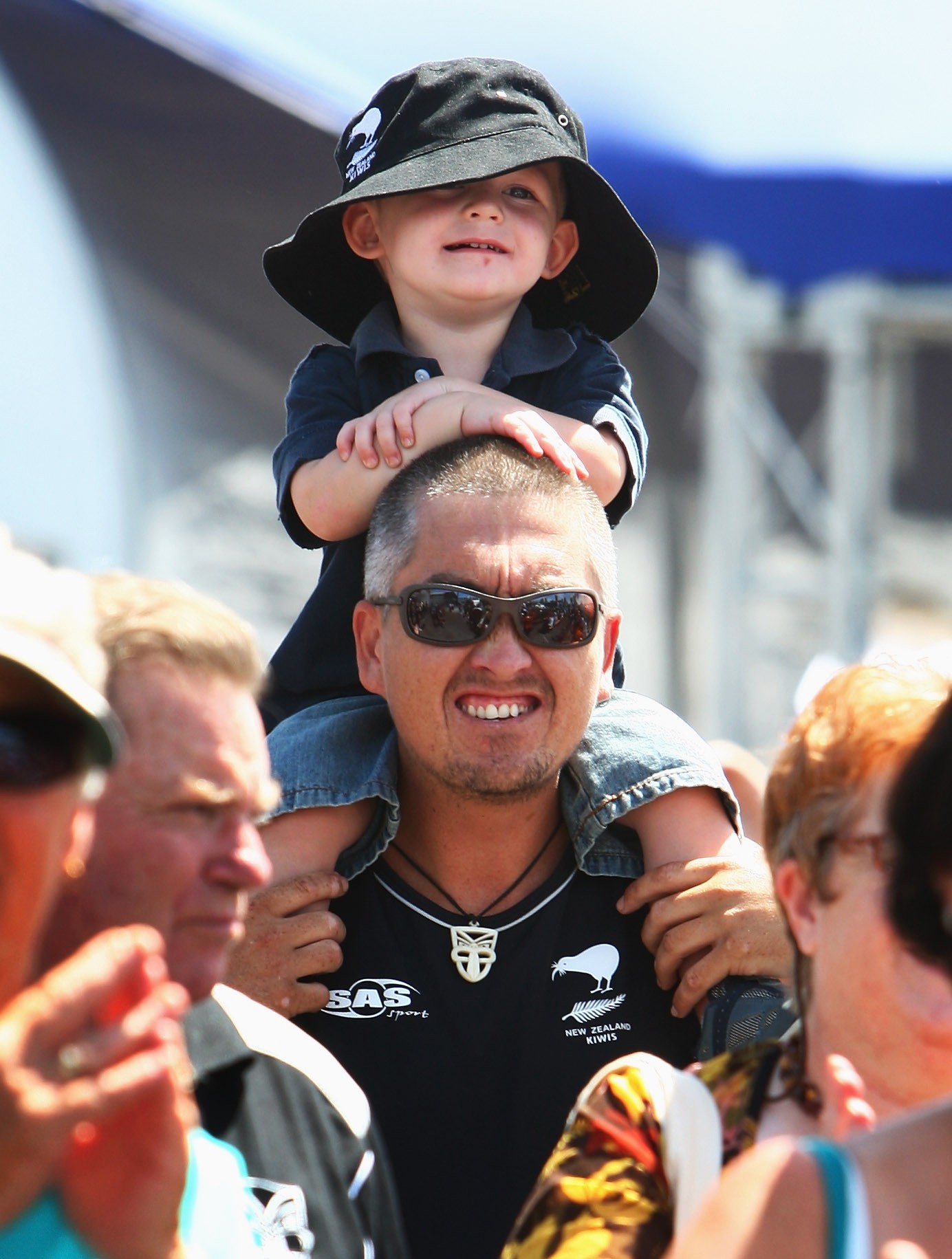 AUCKLAND, NEW ZEALAND - FEBRUARY 02:  A father and son show their support at the Civic Reception held for the World Cup winning Kiwi league team at the Louis Vuitton Pacific Village February 2, 2009 in Auckland, New Zealand.  (Photo by Sandra Mu/Getty Ima (Foto: Getty Images)