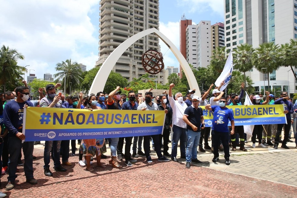 Empresários de provedores de internet fazem manifestação contra aumento de taxa de postes pela Enel no Ceará — Foto: Fabiane de Paula/SVM