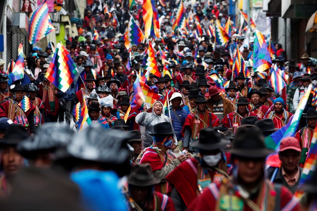 Manifestantes a favor de Evo Morales erguem bandeiras wiphala em protesto em La Paz, na Bolívia, em 14 de novembro de 2019 — Foto: Carlos Garcia Rawlins/Reuters