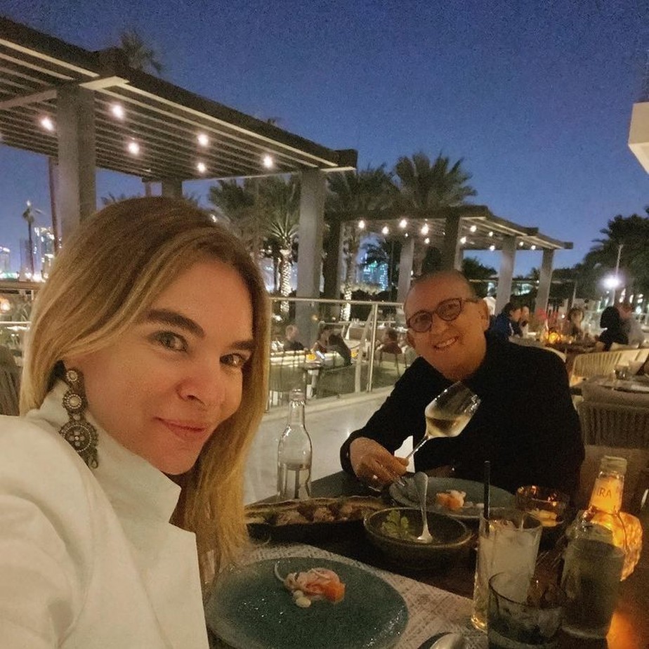Desirée Soares publica foto de primeiro jantar com Galvão Bueno no Catar