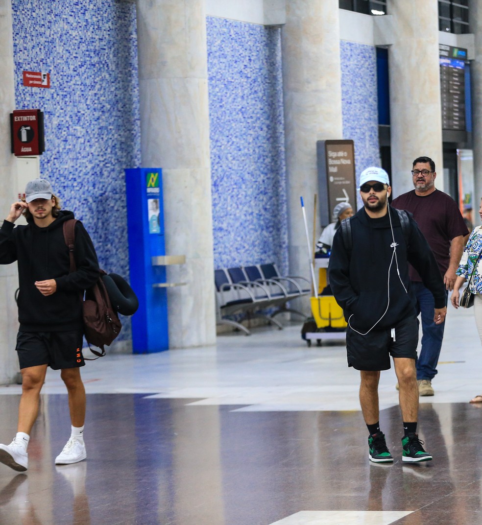 Pedro Sampaio e seu namorado Henrique Meinke desembarcam no aeroporto Rio de Janeiro &mdash; Foto: Pereira/Agnews