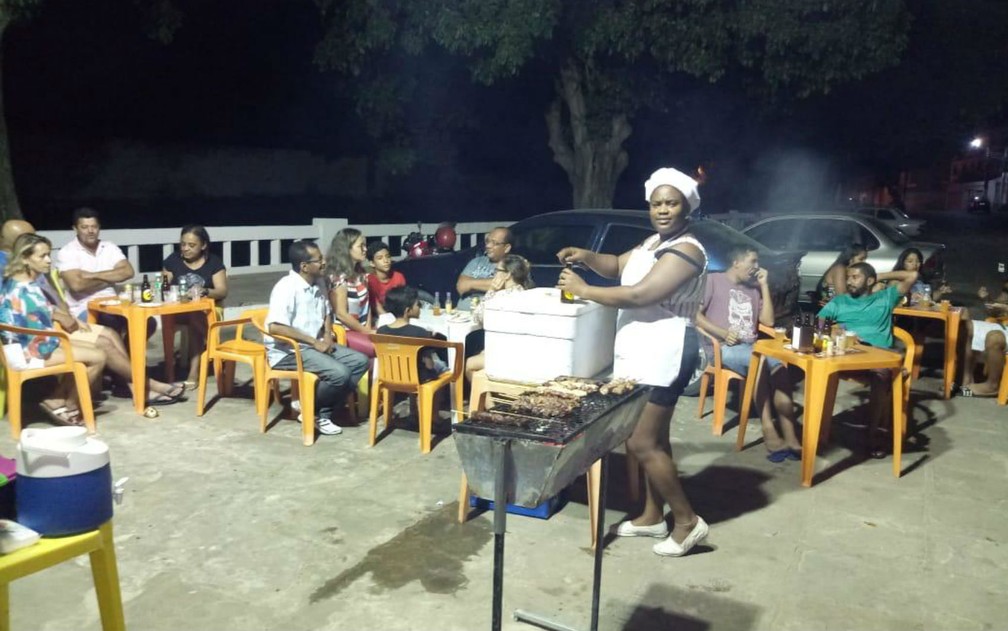 Sem atuar apÃ³s saÃ­da de Cuba do programa Mais MÃ©dicos, mÃ©dica vende churrasco na BA para se manter â€” Foto: Arquivo pessoal