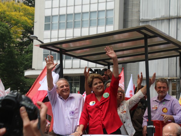 Dilma faz caminhada ao lado de Tarso Genro em Porto Alegre (Foto: Caetanno Freitas/G1)
