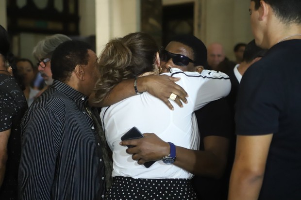 Sonia Lima, mulher de Wagner Montes, abraça Neguinho da Beija-Flor (Foto: Daniel Pinheiro/AgNews)