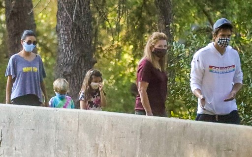 Mila Kunis e Ashton Kutcher fazem caminhada com os filhos ...