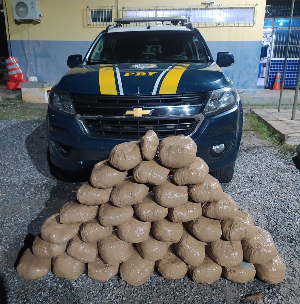 Droga foi apreendida pela PRF em Serra Talhada — Foto: Divulgação/Polícia Rodoviária Federal