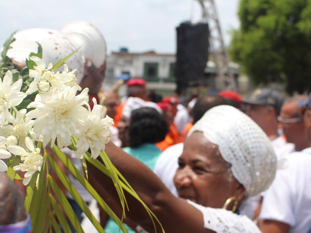 Água de cheiro é distribuída por baianas na porta da igreja do Bonfim (Foto: Danutta Rodrigues/G1)