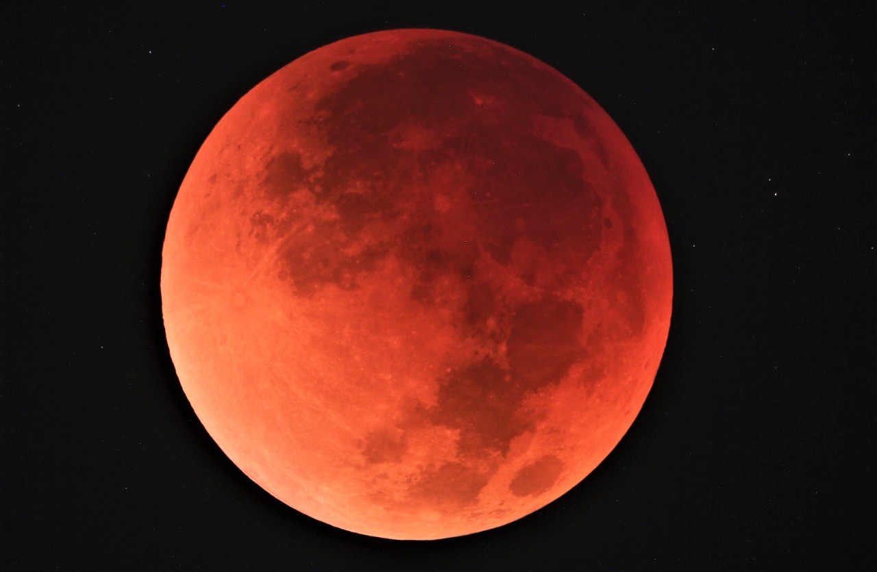 Cariocas registram eclipse lunar: FOTOS