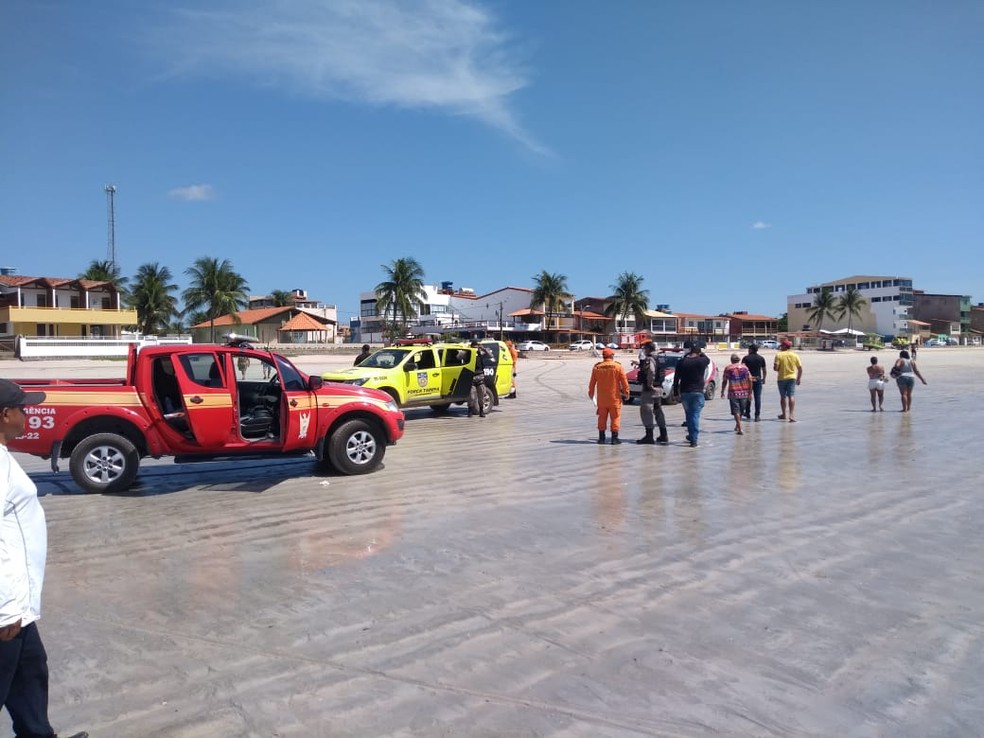 Bombeiros retiram de praia em Maragogi corpos de família que se afogou — Foto: CBM-AL