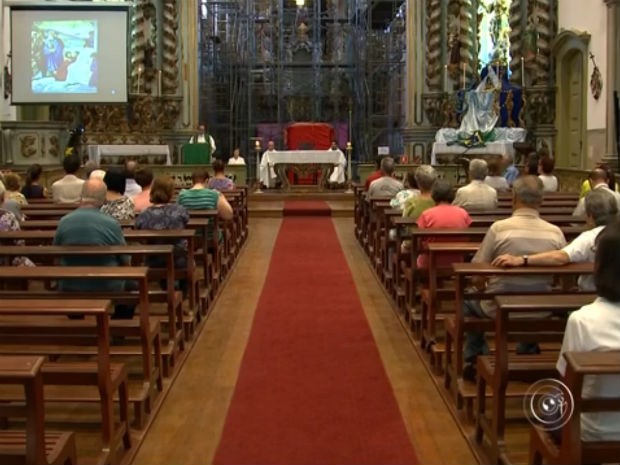 Moradores vão à igreja para rezar por chuva em Itu (Foto: Reprodução/TV TEM)