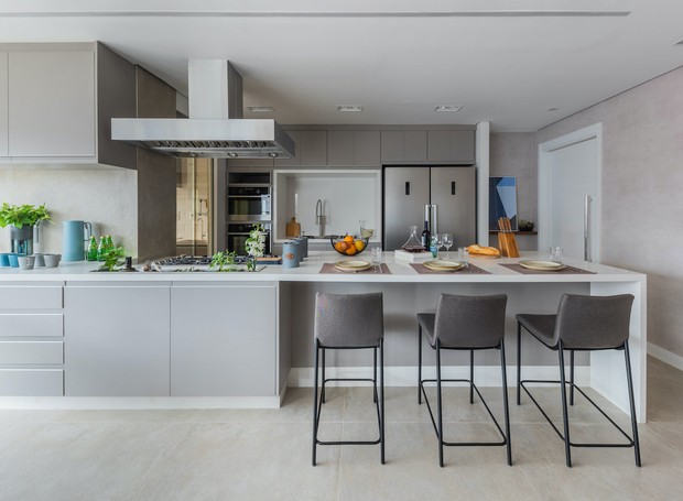 Para deixar o espaço mais amplo e sem interferências, a cozinha foi integrada com o estar. Projeto do arquiteto Bruno Moraes (Foto: Guilherme Pucci / Reprodução)