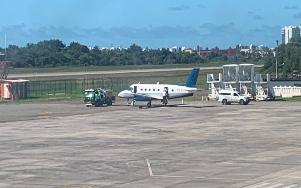 Os corpos dos dois sergipanos chegaram no início da tarde, no Aeroporto Santa Maria, em Aracaju — Foto: Kedma Ferr/TV Sergipe