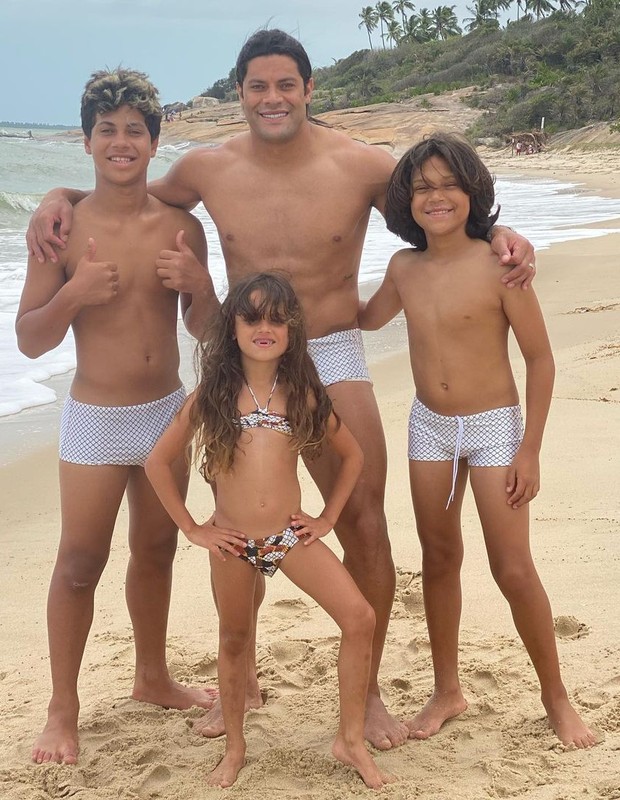 Hulk Paraíba curte praia com os três filhos: 