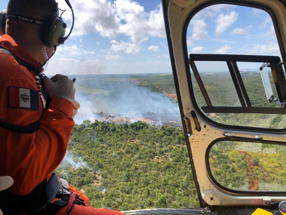 Grupamento aéreo do Samu sobrevoa área da explosão — Foto: Samu Alagoas