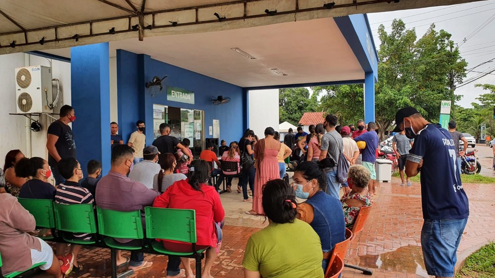 Unidades de saúde têm enfrentado lotação de pacientes com sintomas de gripe e Covid — Foto: Andryo Amaral/Rede Amazônica