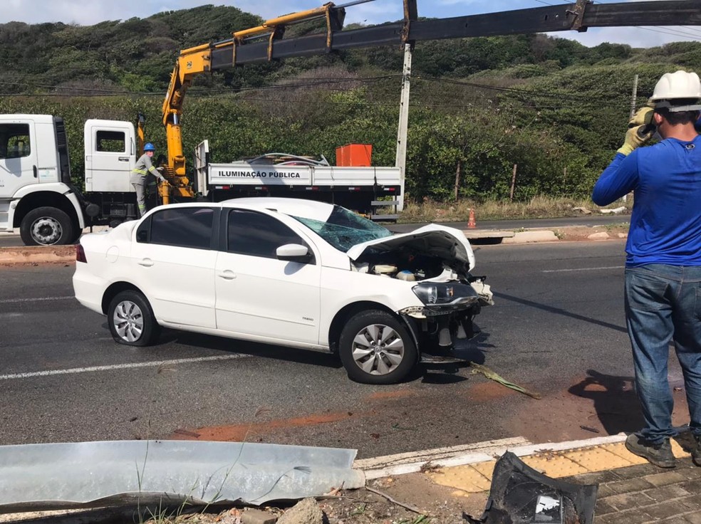 Poste cai em carro ap&oacute;s batida e motorista consegue sair antes de ser atingida em Natal &mdash; Foto: Carlos Dhaniel/Inter TV Cabugi