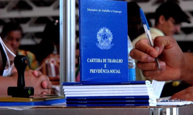 Carteira de trabalho (Foto: Marcello Casal Jr./Agência Brasil )