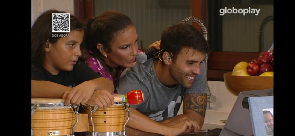 Marcelo e Daniel ajudaram Ivete na live e performaram junto com a cantora durante o show � Foto: Reprodu��o/ Globoplay
