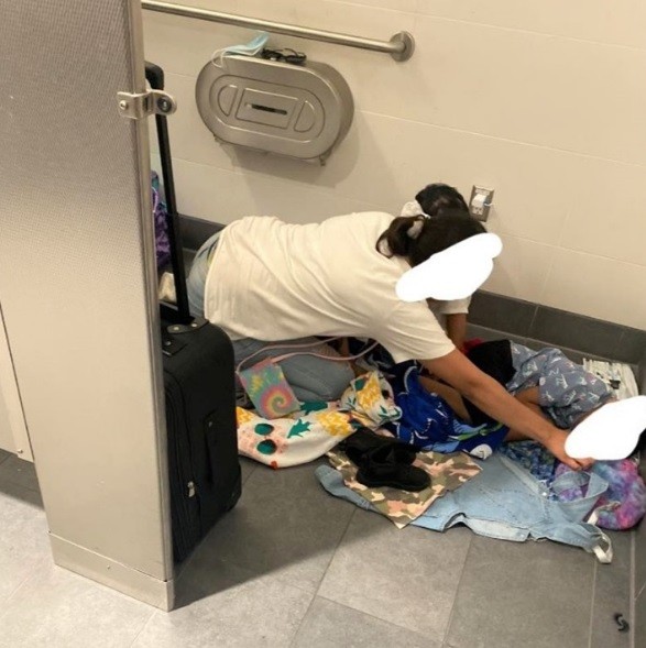Mãe é vista chorando em banheiro de aeroporto porque teria que passar a noite com as crianças no local (Foto: Reprodução/Instagram/Love What Matters)