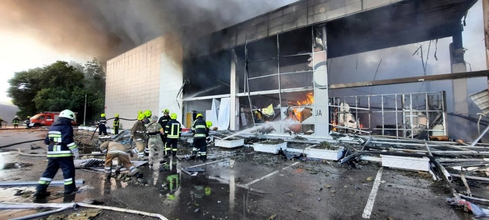 Shopping ucraniano na cidade de Kremenchuk após ação dos bombeiros — Foto: Serviços de emergência da Ucrânia/Reprodução/via REUTERS