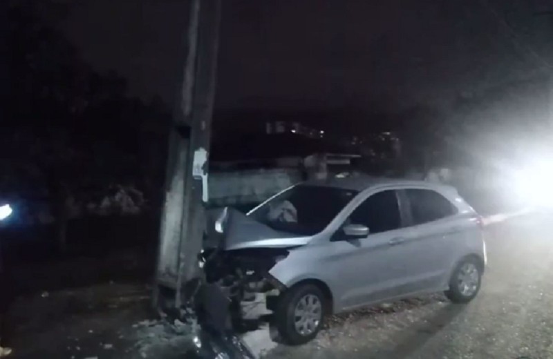 Carro derruba poste na Avenida JK e deixa consumidores sem energia