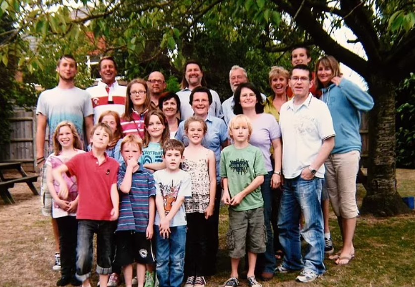 Roger e Pauline com filhos e netos biológicos (Foto: Reprodução/Daily Mail)
