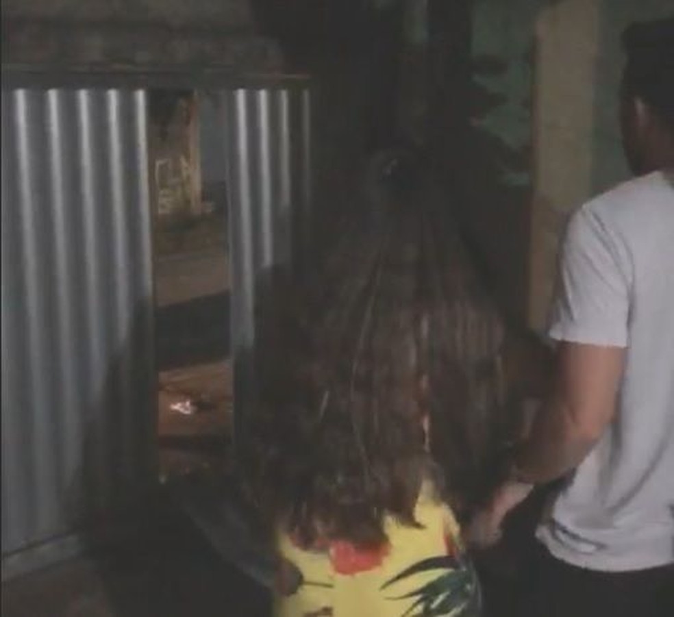 Médico arromba portão de casa e descumpre medida protetiva em favor da ex — Foto: TV Verdes Mares/Reprodução