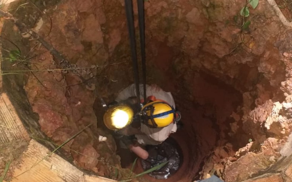 Bombeiro resgata criança que caiu em cisterna de 6 metros de profundidade em Luziânia, Goiás — Foto: Divulgação/Corpo de Bombeiros