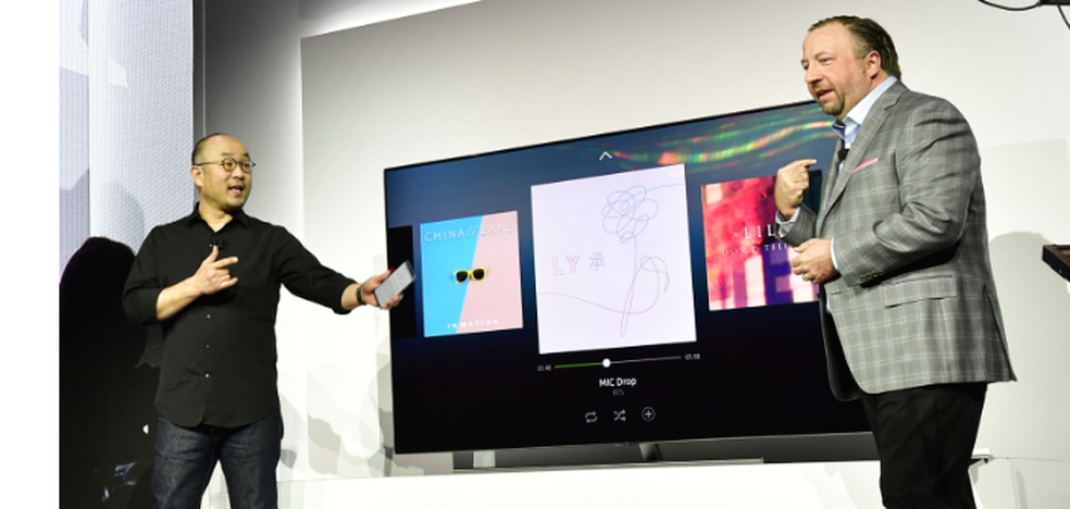 Executivos da Samsung apresentam sistema inteligente nas TVs da empresa durante a CES 2018. (Foto: Divulgação/Samsung)