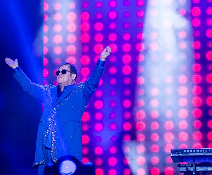 Elton John cumprimenta a plateia no meio do show (Foto: Inácio Moraes/Gshow)