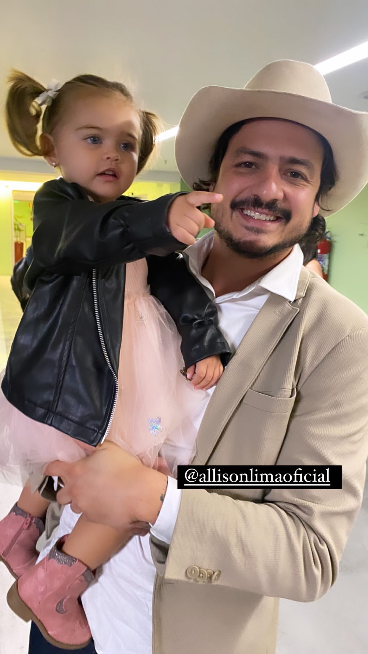 Allison Lima, filho de Chitãozinho, com a sobrinha, Sophia, filha de Aline Lima (Foto: Reprodução/Instagram)
