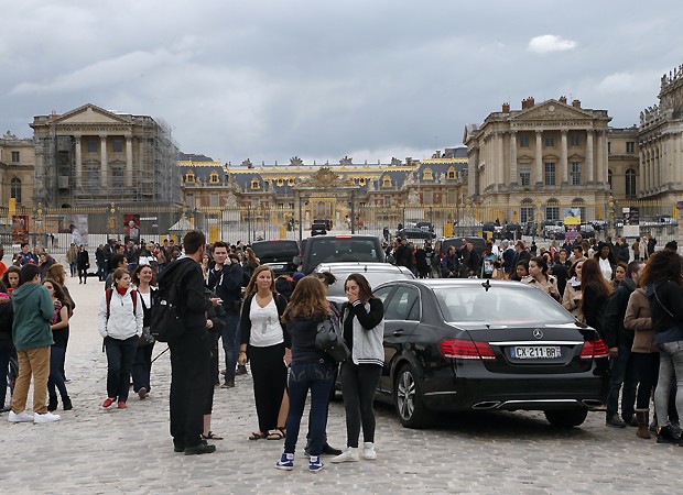 Curiosos na frente do Palácio de Versailles (Foto: AFP)