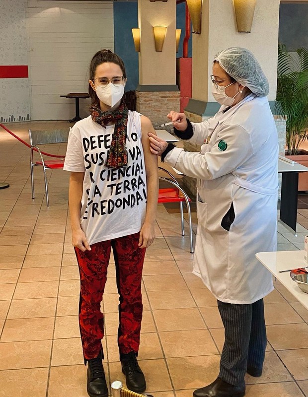 Daphne Bozaski é vacinada contra Covid-19 (Foto: Reprodução/Instagram)