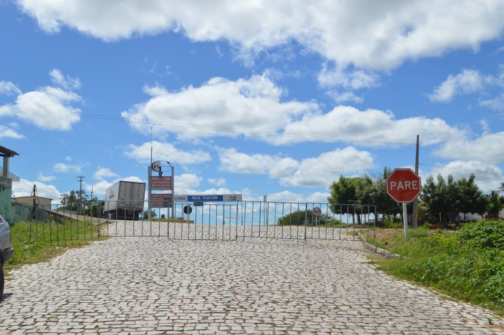 Ruas foram fechadas para acesso de veículos em Itaú, no Oeste potiguar — Foto: Prefeitura de Itaú/Cedida