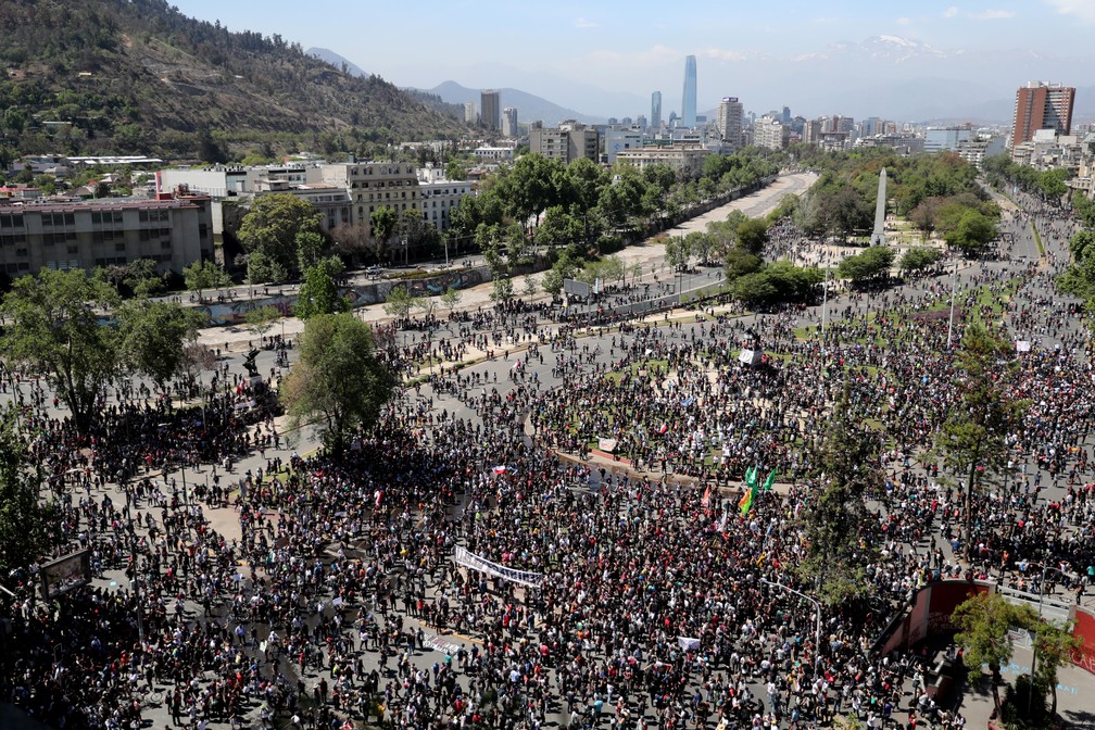 Manifestantes ocupam a Praça Baquedano, em Santiago, no Chile, nesta segunda-feira (21) — Foto: Ivan Alvarado/Reuters