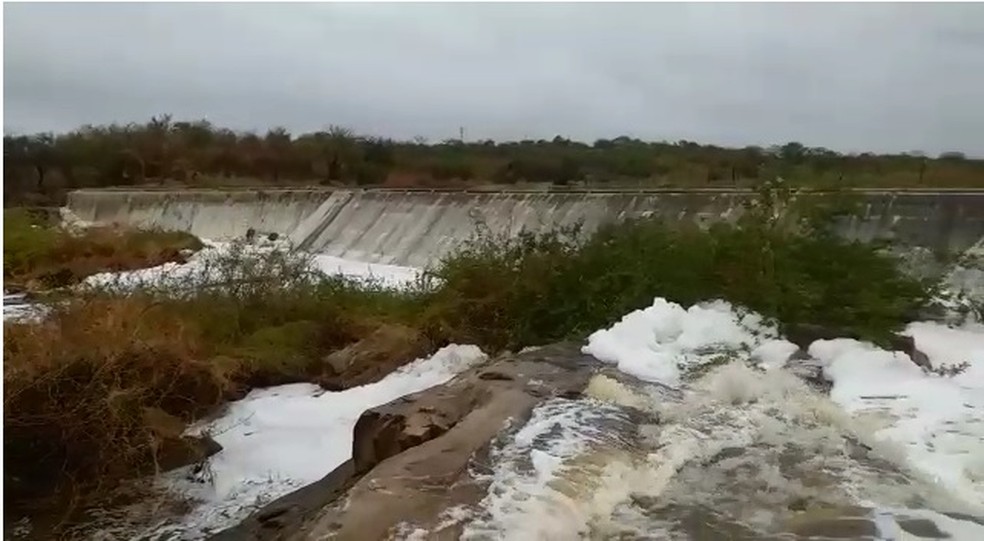 Moradores registraram sangria da barragem Sacramento, entre São João do Sabugi e Caicó na região seridó — Foto: Emídio Gonçalves