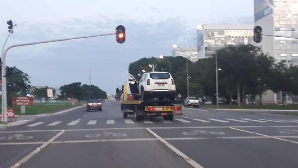 Carro foi removido do Ministério da Justiça, no DF, por volta das 5h30 — Foto: PMDF/Divulgação