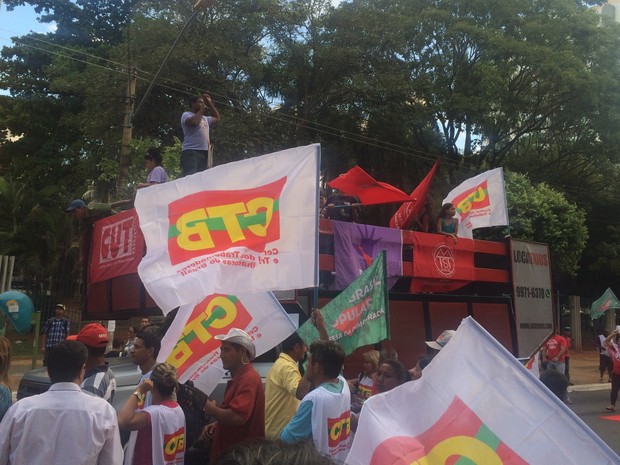 Grupo faz ato a favor da presidente afastada Dilma Rousseff, em Goiânia, Goiás (Foto: Vanessa Martins/G1)