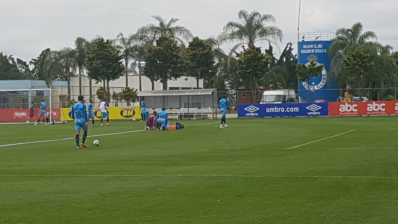 Bruno Silva tem entorse no joelho e será reavaliado por médico do Cruzeiro