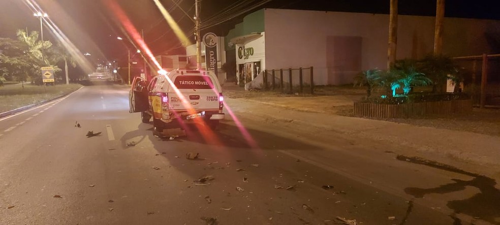 Viatura ficou danificada após batida com caminhonete conduzida por motorista embriagado em Patos de Minas — Foto: Toninho Cury