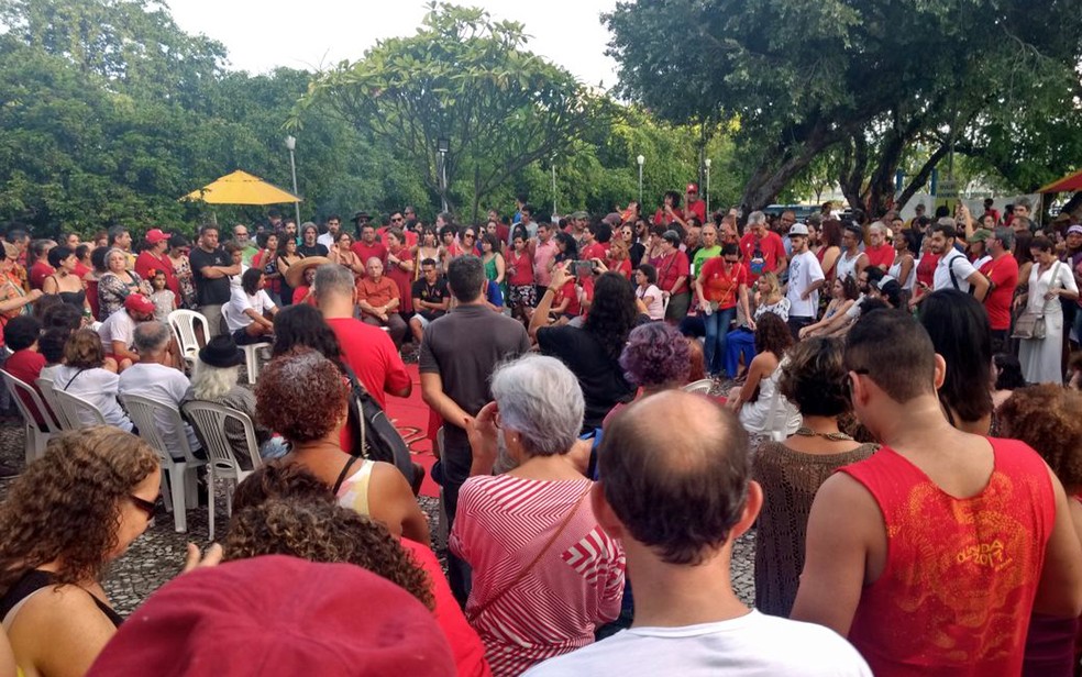 Manifestantes se reuniram na Rua da Aurora, no centro do Recife, para discutir a democracia (Foto: Pedro Alves/G1)